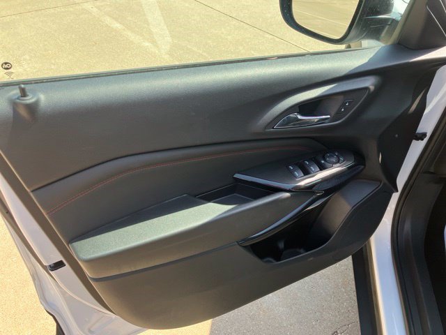 Used 2025 Chevrolet Trax RS w/ Sunroof Package FWD image 9