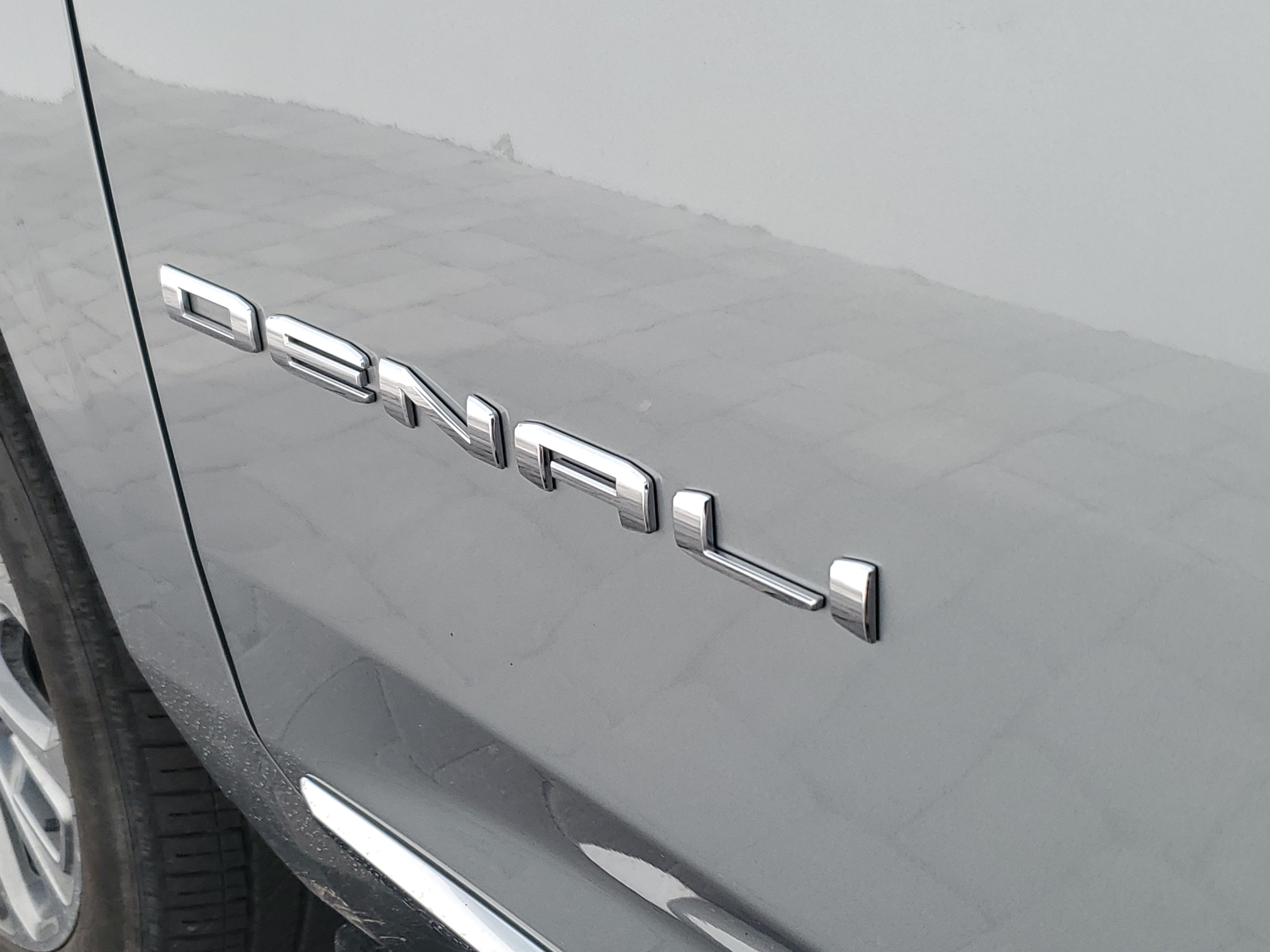 Used 2025 GMC Yukon XL Denali AWD/4WD image 8