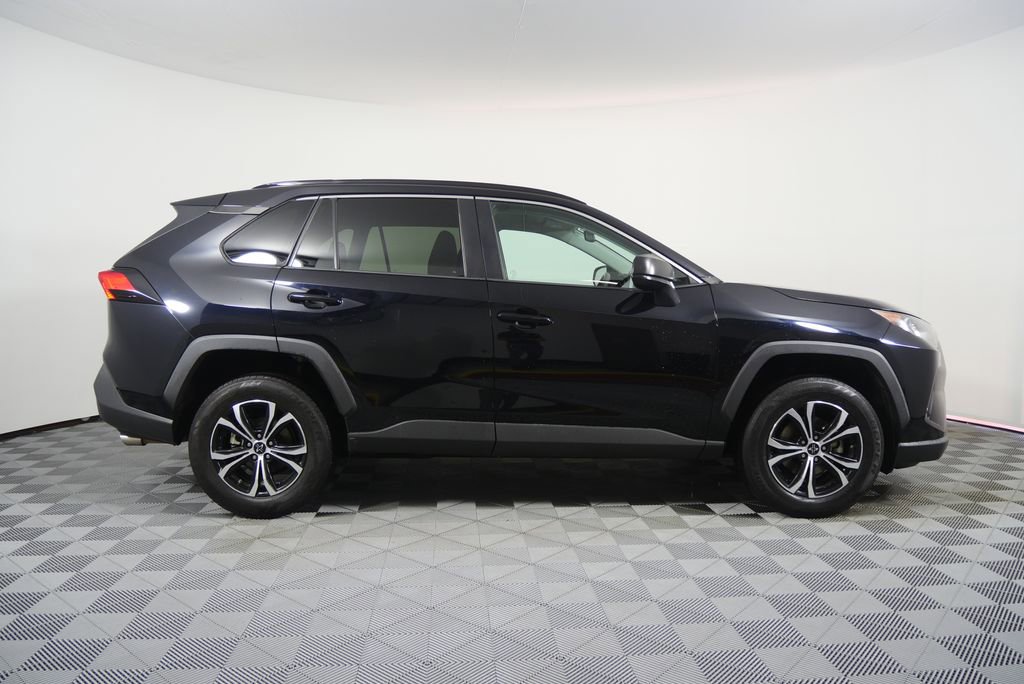 Used 2019 Toyota RAV4 LE FWD image 2