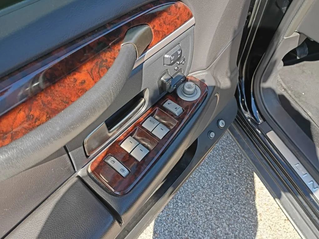 Used 2011 Lincoln Town Car Signature Limited image 10