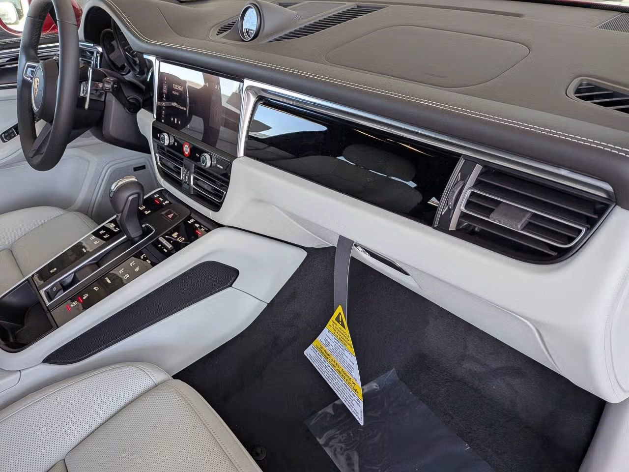 Certified 2025 Porsche Macan AWD/4WD image 27
