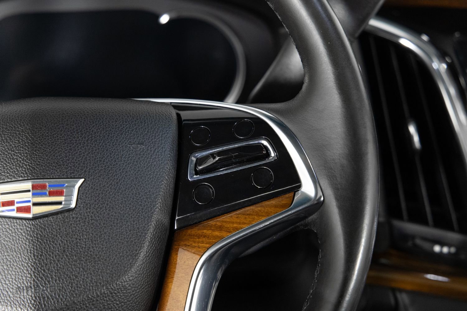 Used 2016 Cadillac Escalade Luxury image 34