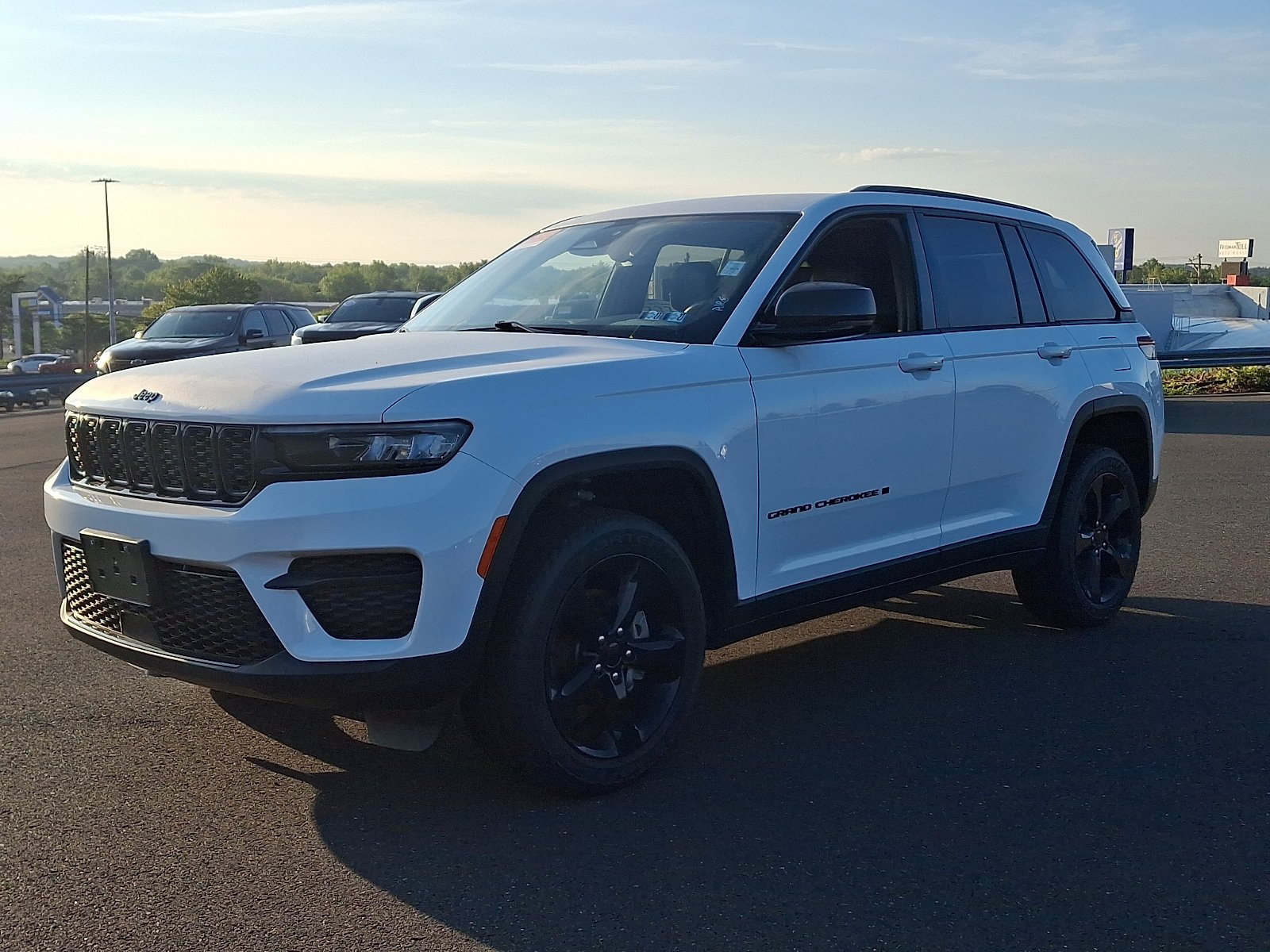 Used 2023 Jeep Grand Cherokee Altitude AWD/4WD image 3