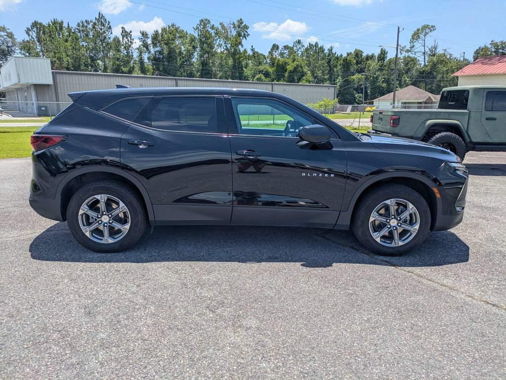 Used 2023 Chevrolet Blazer LT FWD image 3