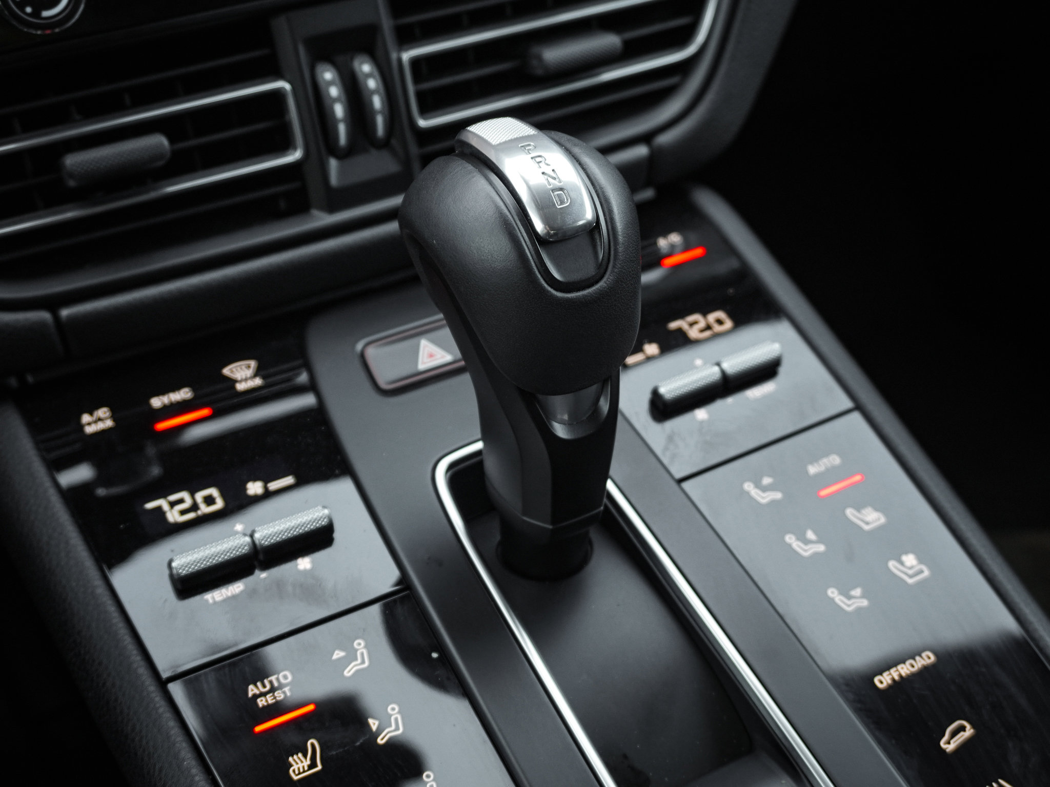 Used 2025 Porsche Macan AWD/4WD image 28