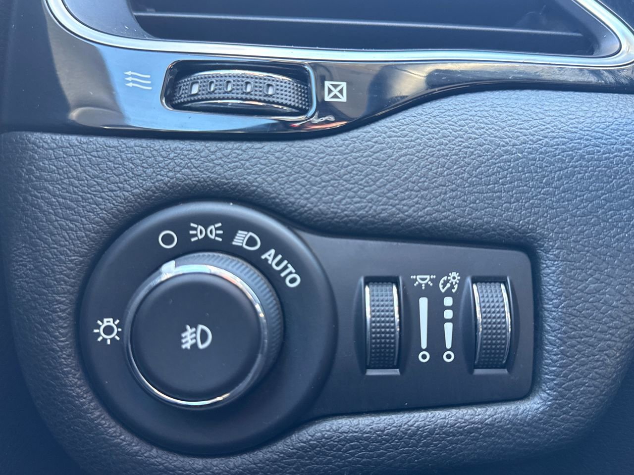 Used 2019 Jeep Cherokee Latitude Plus image 16