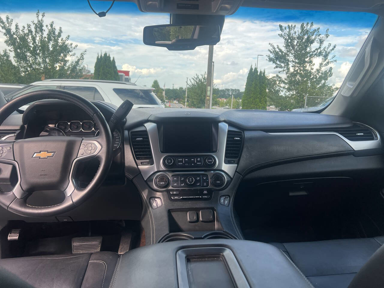 Used 2017 Chevrolet Suburban LT image 10