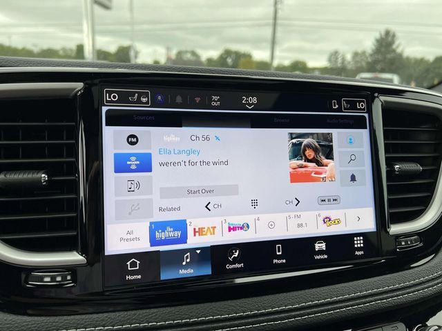New 2025 Chrysler Pacifica Select AWD/4WD image 2