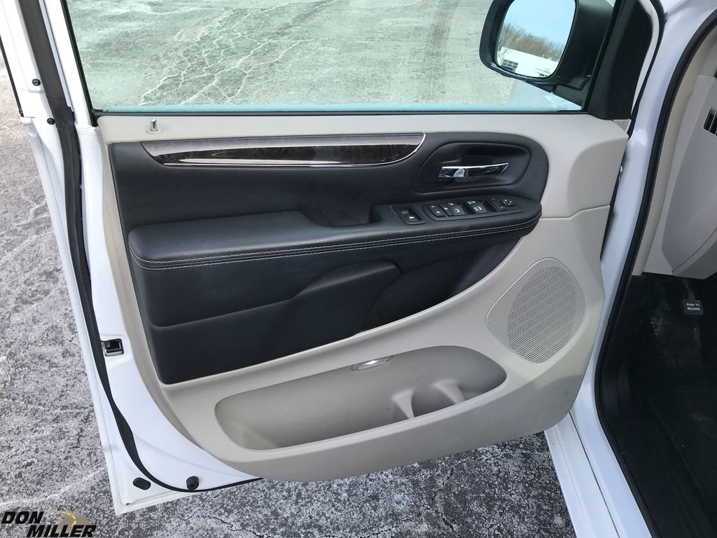 Certified 2016 Chrysler Town & Country Touring w/ Driver Convenience Group image 10