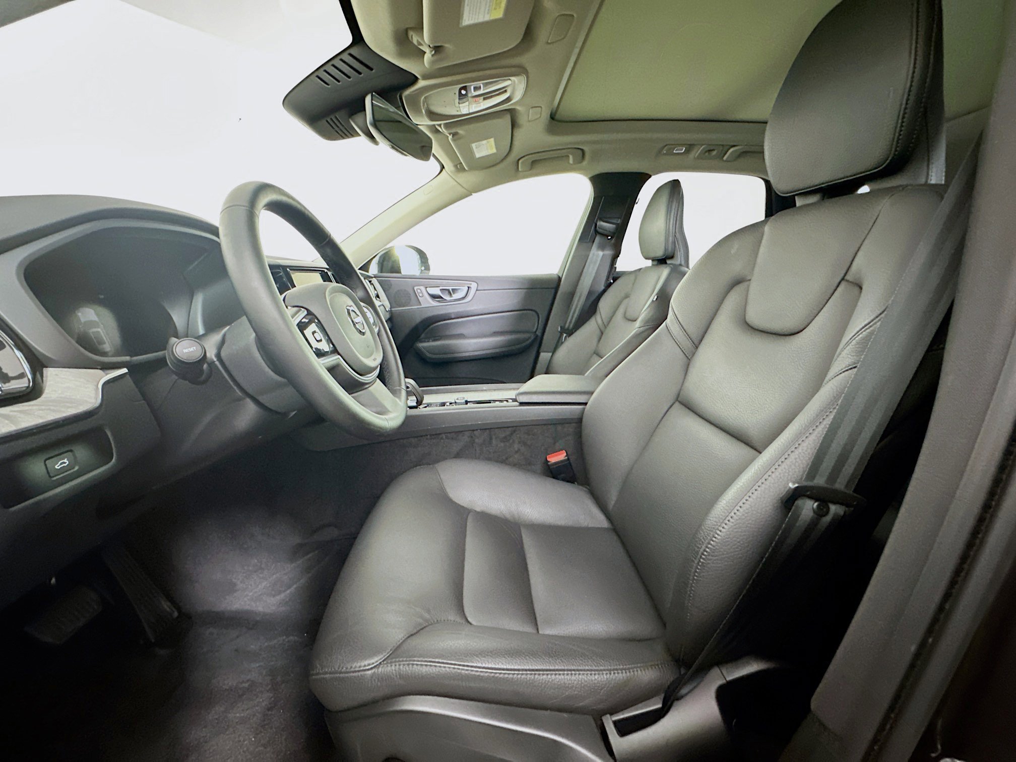 Used 2025 Volvo XC60 B5 Plus image 13