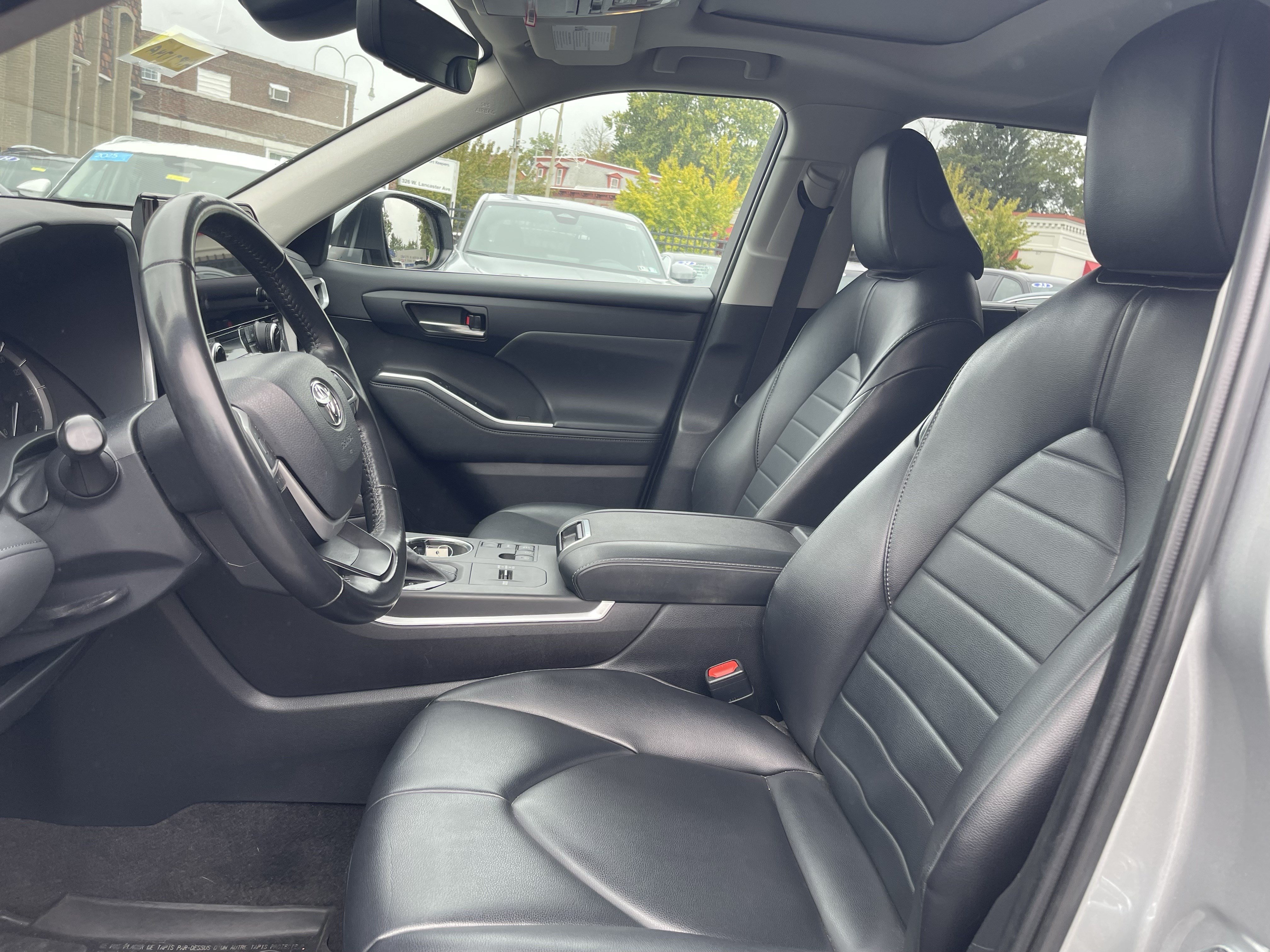 Used 2023 Toyota Highlander XLE FWD image 8