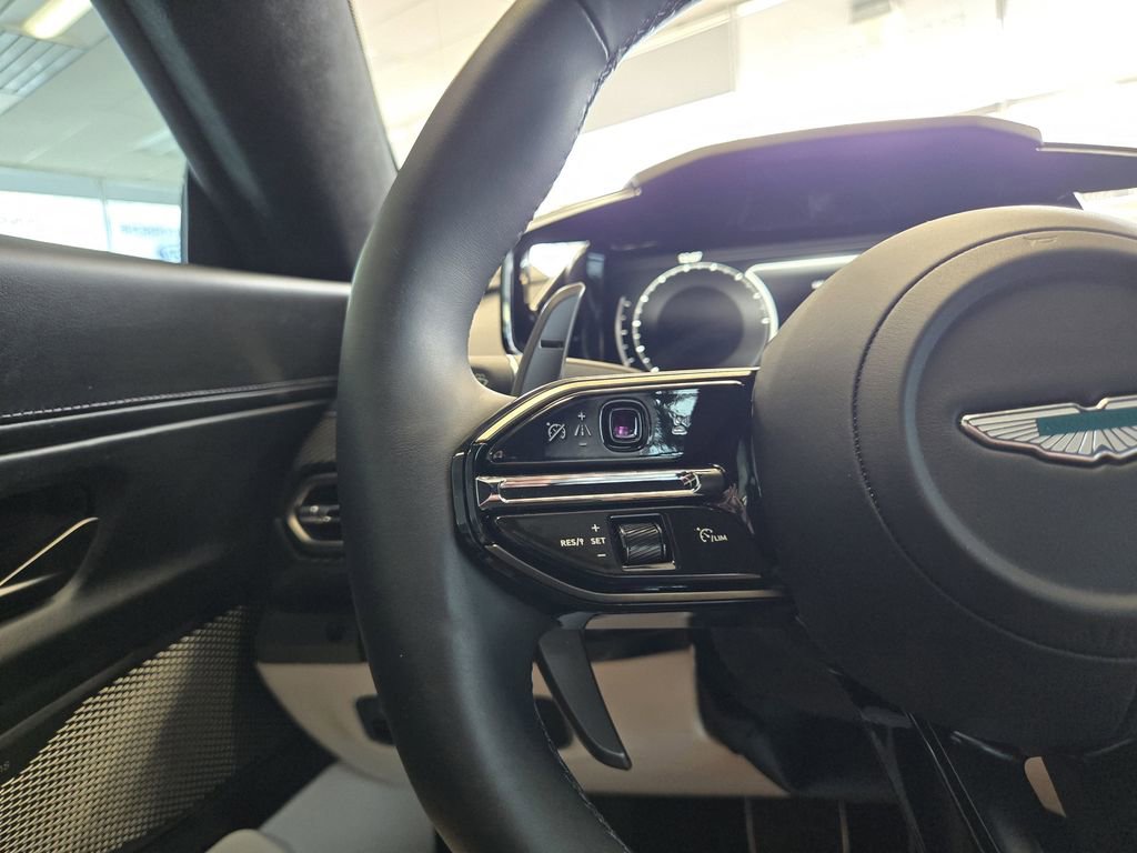Used 2025 Aston Martin V8 Vantage Coupe image 27