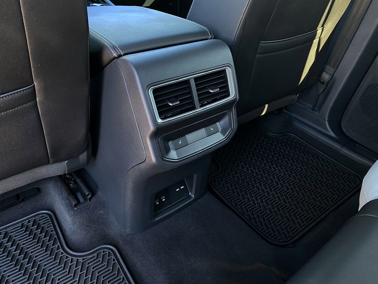 Used 2025 Volkswagen Atlas Cross Sport SEL Premium R-Line image 28