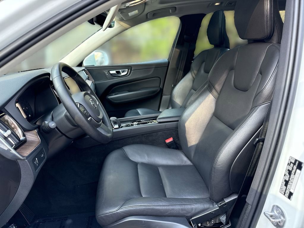 Used 2022 Volvo XC60 B5 Momentum image 13