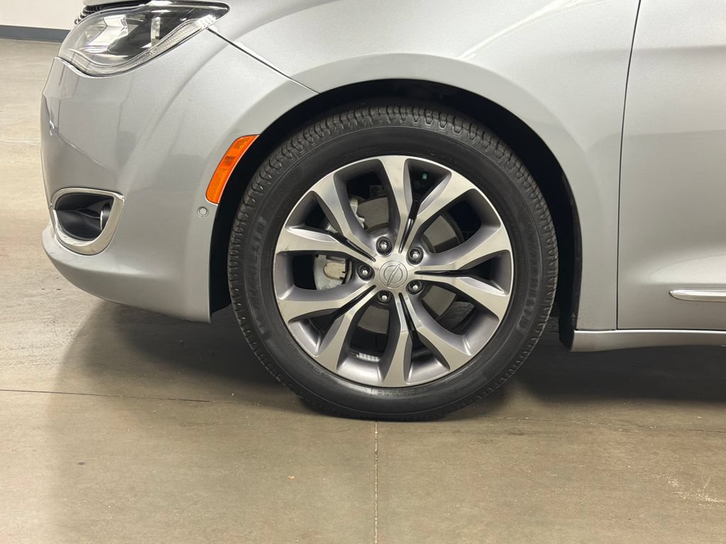Used 2019 Chrysler Pacifica Limited w/ Tire & Wheel Group FWD image 11