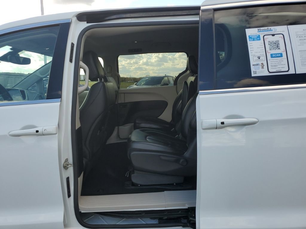 Used 2022 Chrysler Pacifica Touring-L image 31
