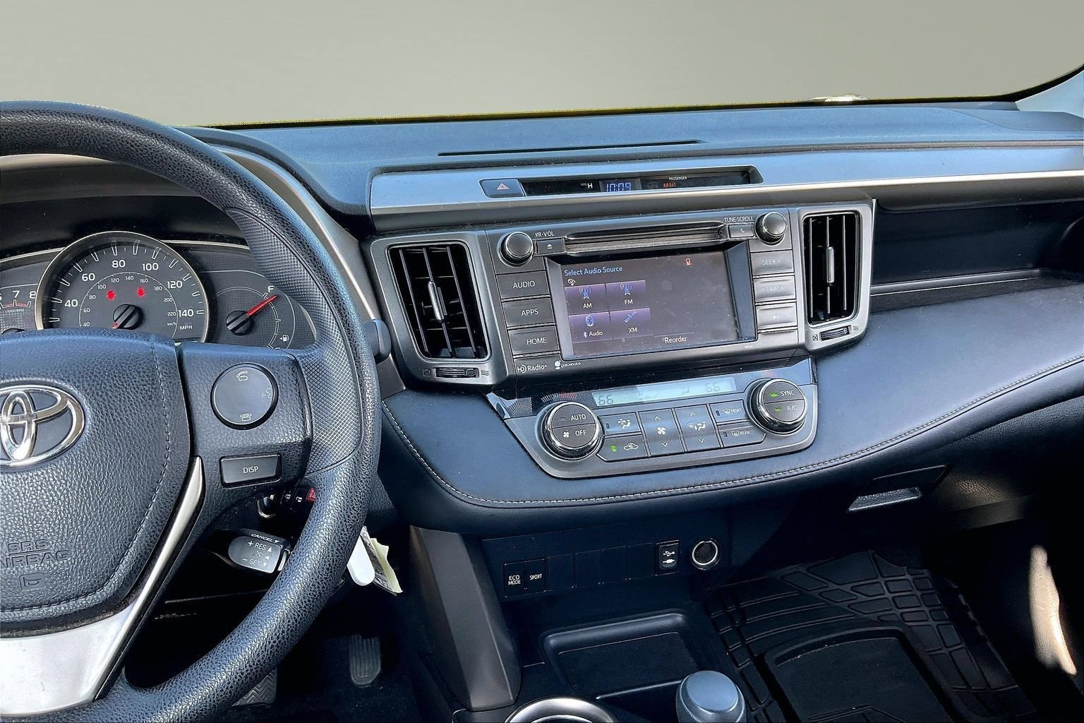 Used 2015 Toyota RAV4 XLE AWD/4WD image 6