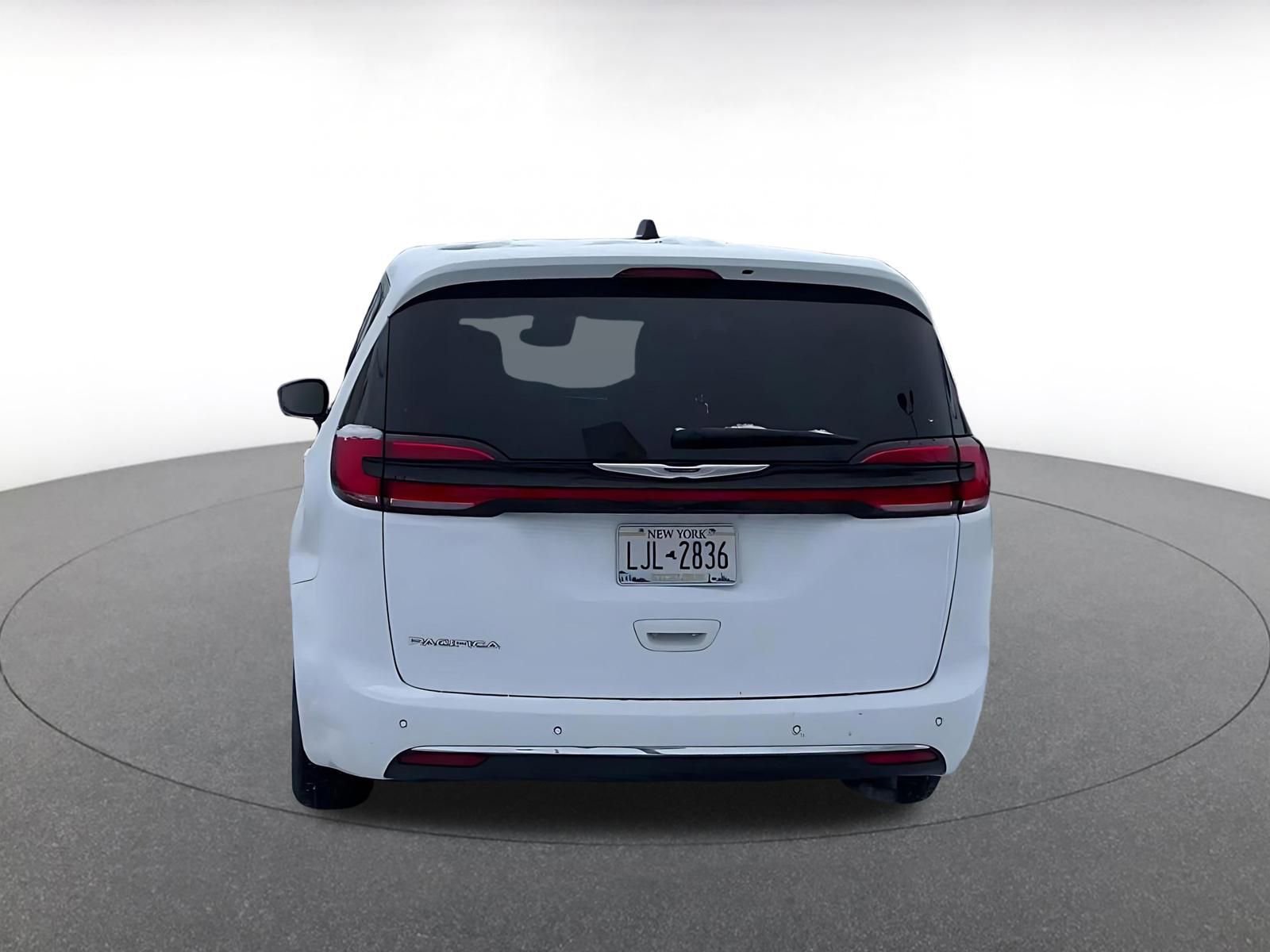 Used 2024 Chrysler Pacifica Touring-L image 11