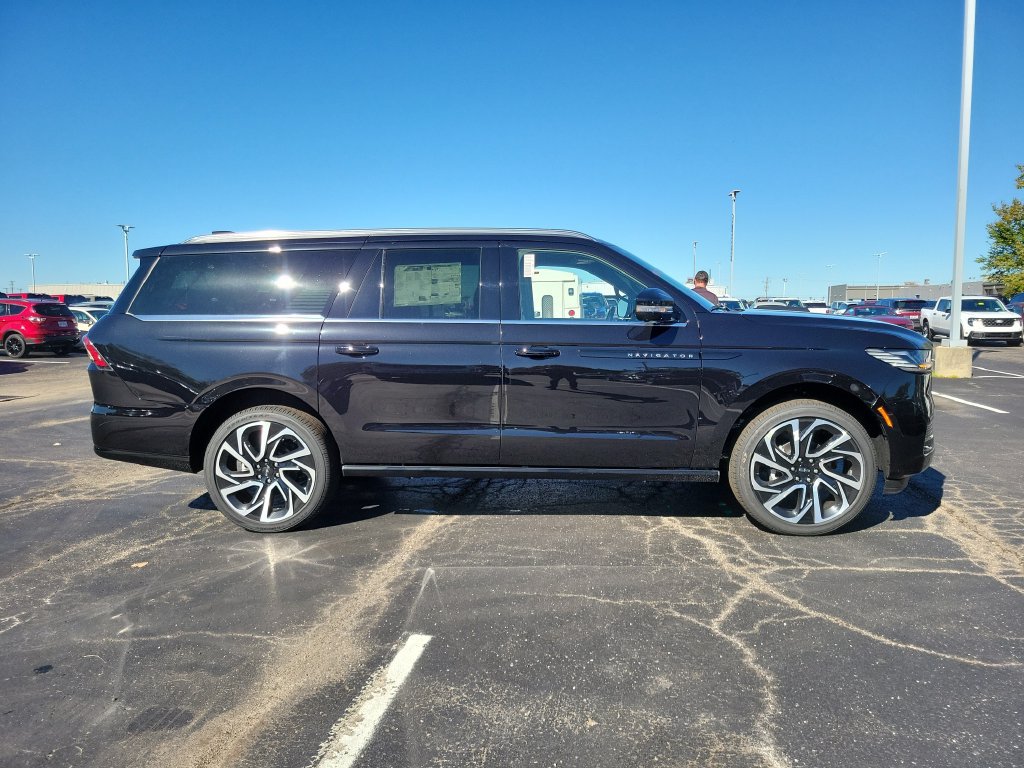 New 2027 Lincoln Navigator L Black Label AWD/4WD image 3