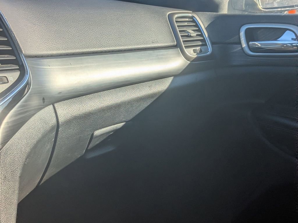 Used 2020 Jeep Grand Cherokee Laredo w/ 18" Wheel & 8.4" Radio Group image 28