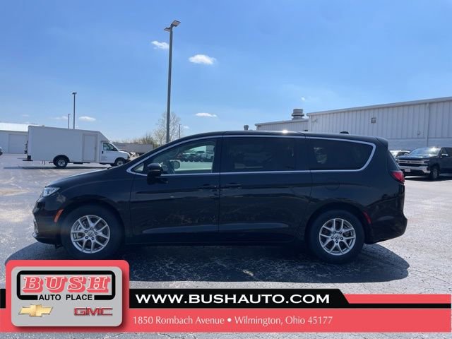 Used 2023 Chrysler Pacifica Touring-L FWD image 4