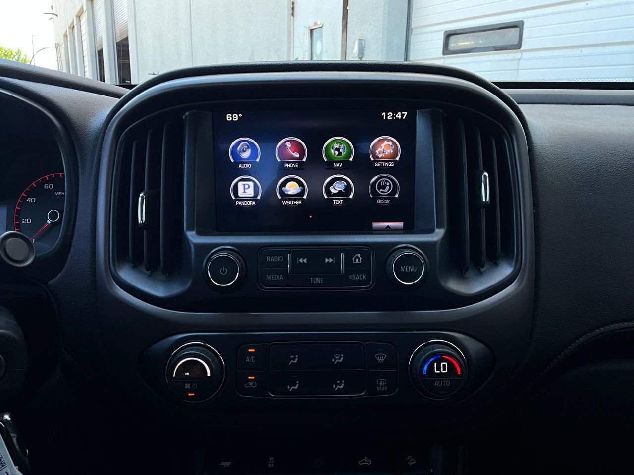 Used 2015 GMC Canyon SLE w/ All-Terrain Package image 27