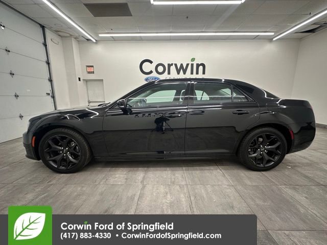 Used 2022 Chrysler 300 Touring L image 2