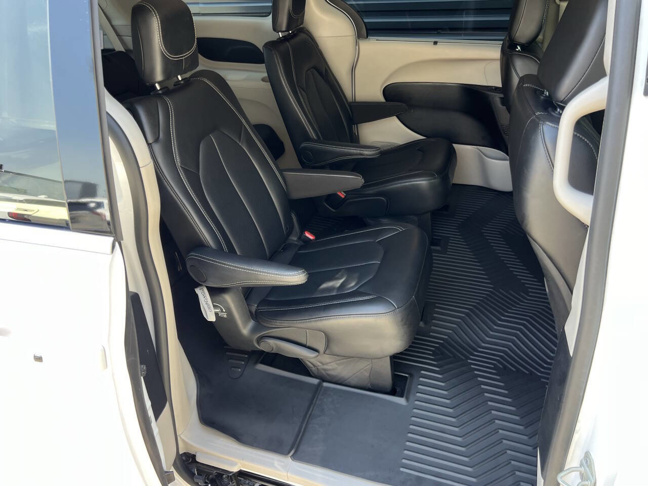 Used 2024 Chrysler Pacifica Touring-L FWD image 21