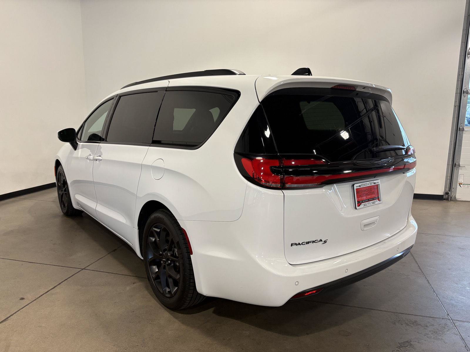 Used 2023 Chrysler Pacifica Touring-L w/ S Appearance Package FWD image 5