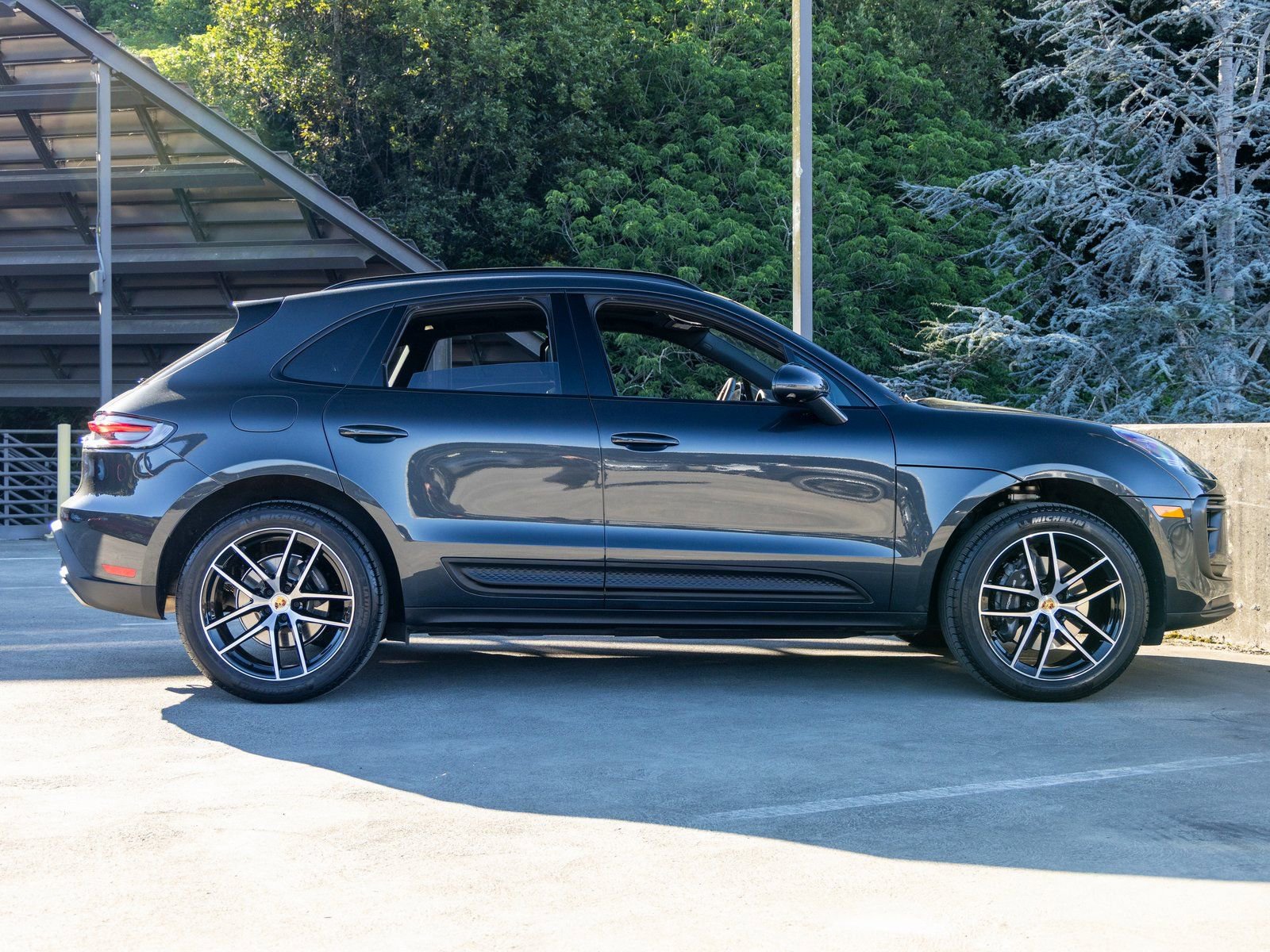 Certified 2025 Porsche Macan image 12