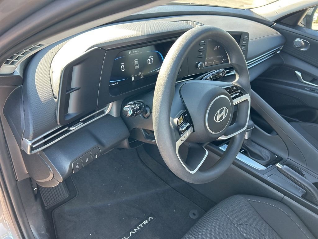 Used 2025 Hyundai Elantra SE image 21