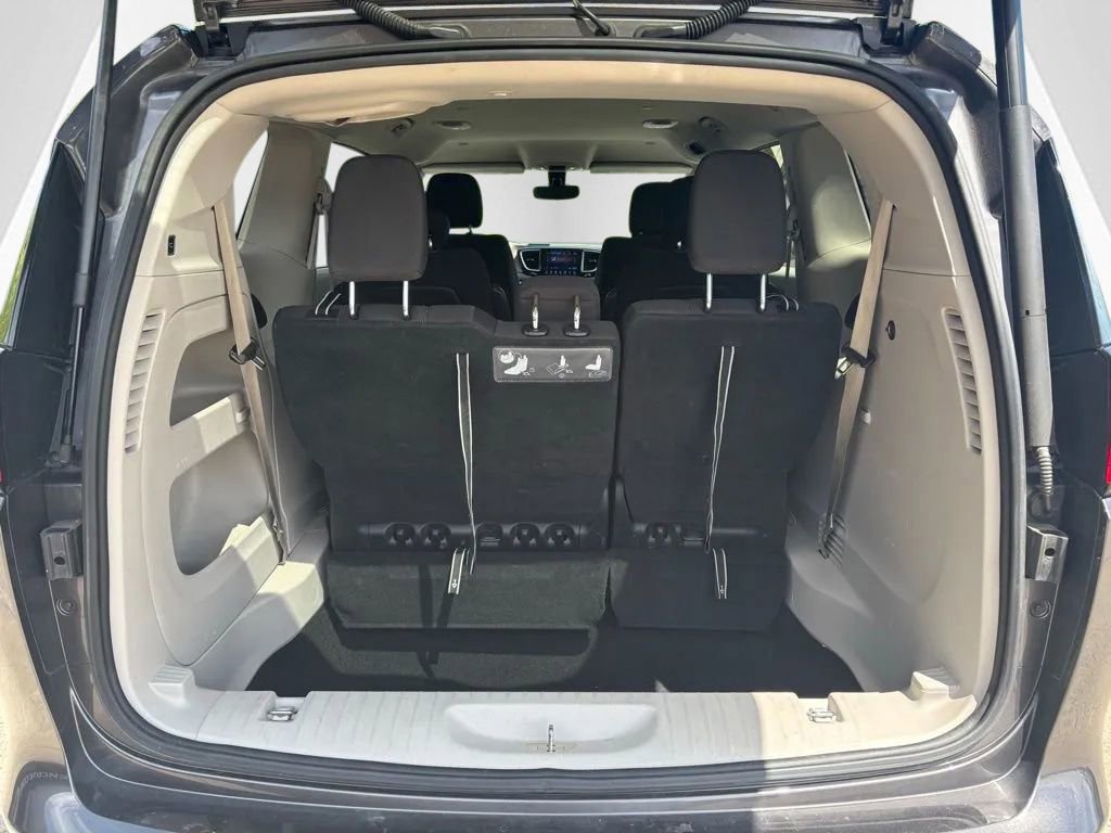 Used 2017 Chrysler Pacifica Touring w/ Tire & Wheel Group FWD image 34