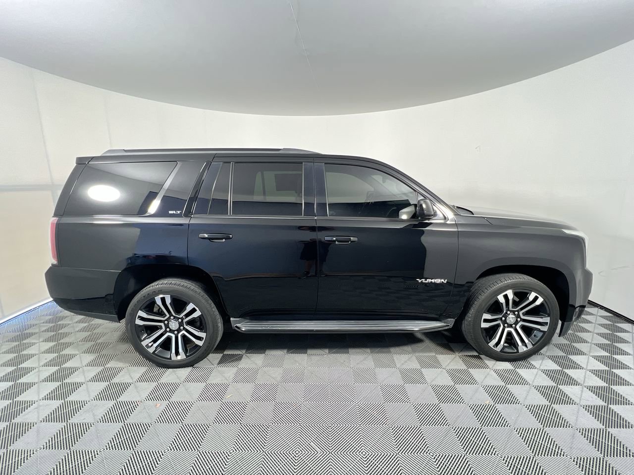 Used 2019 GMC Yukon SLT w/ Graphite Edition RWD image 2