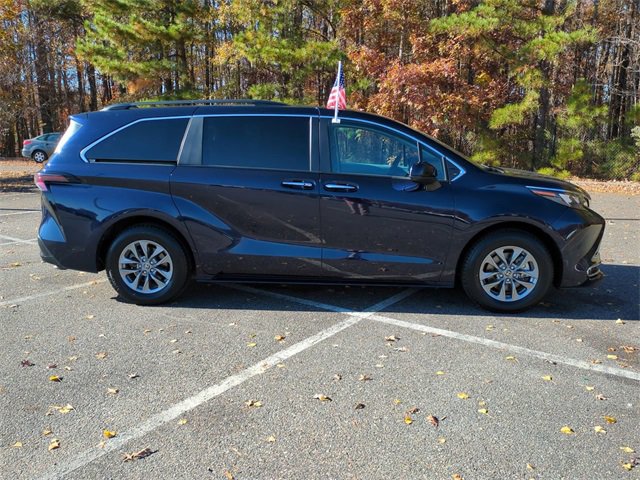 Used 2024 Toyota Sienna XLE image 3