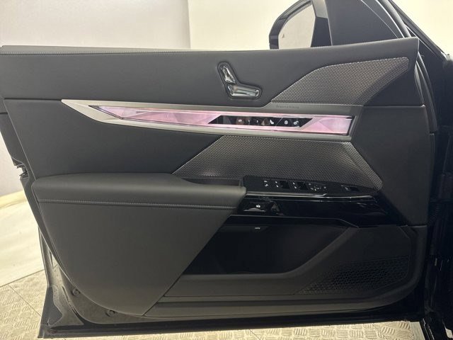 Used 2025 BMW i7 eDrive50 w/ M Sport Package image 11