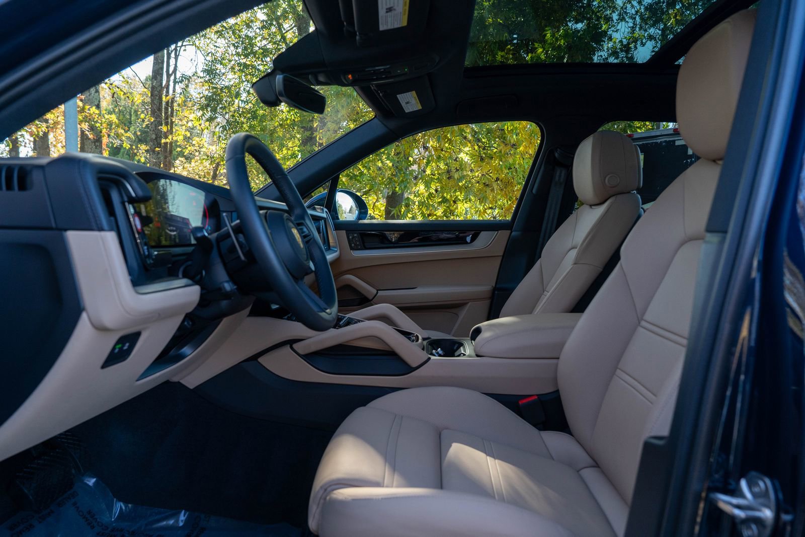 Used 2025 Porsche Cayenne image 24