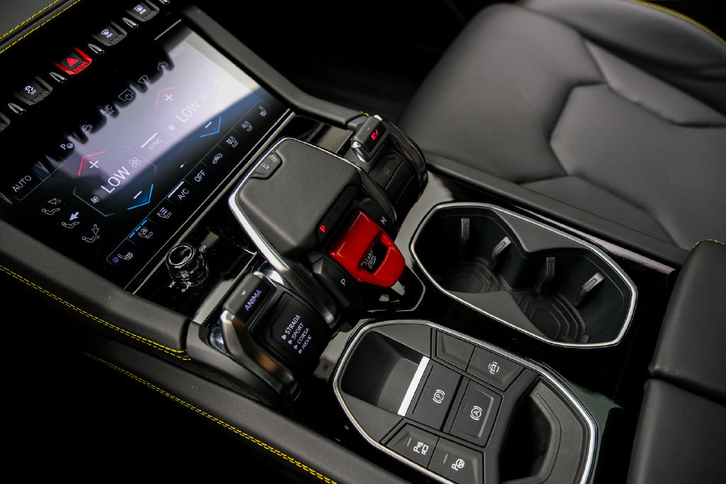 Used 2025 Lamborghini Urus SE AWD/4WD image 26