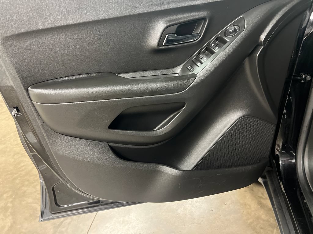Certified 2022 Chevrolet Trax LT w/ Midnight Edition AWD/4WD image 15