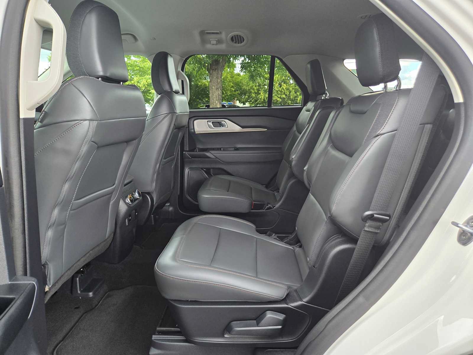 Used 2025 Ford Explorer Active w/ Active Comfort Package RWD image 17