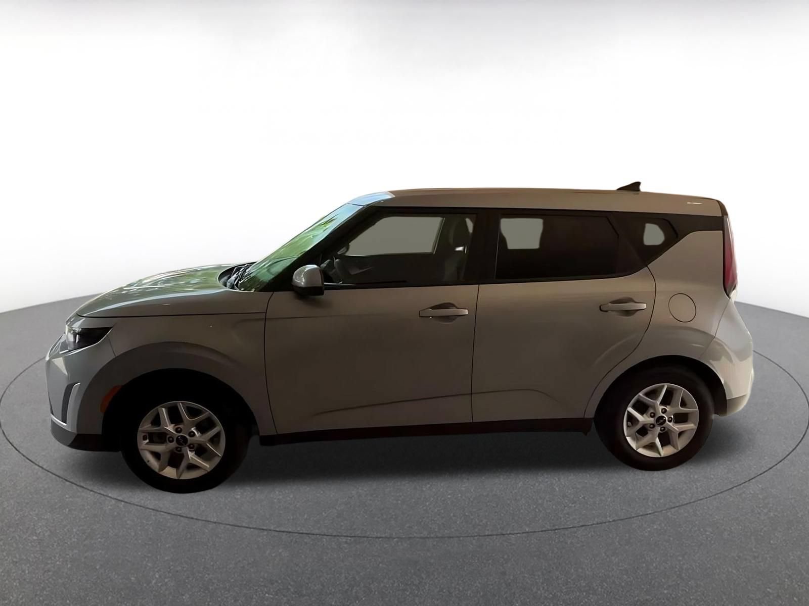 Used 2025 Kia Soul LX w/ LX Technology Package FWD image 8