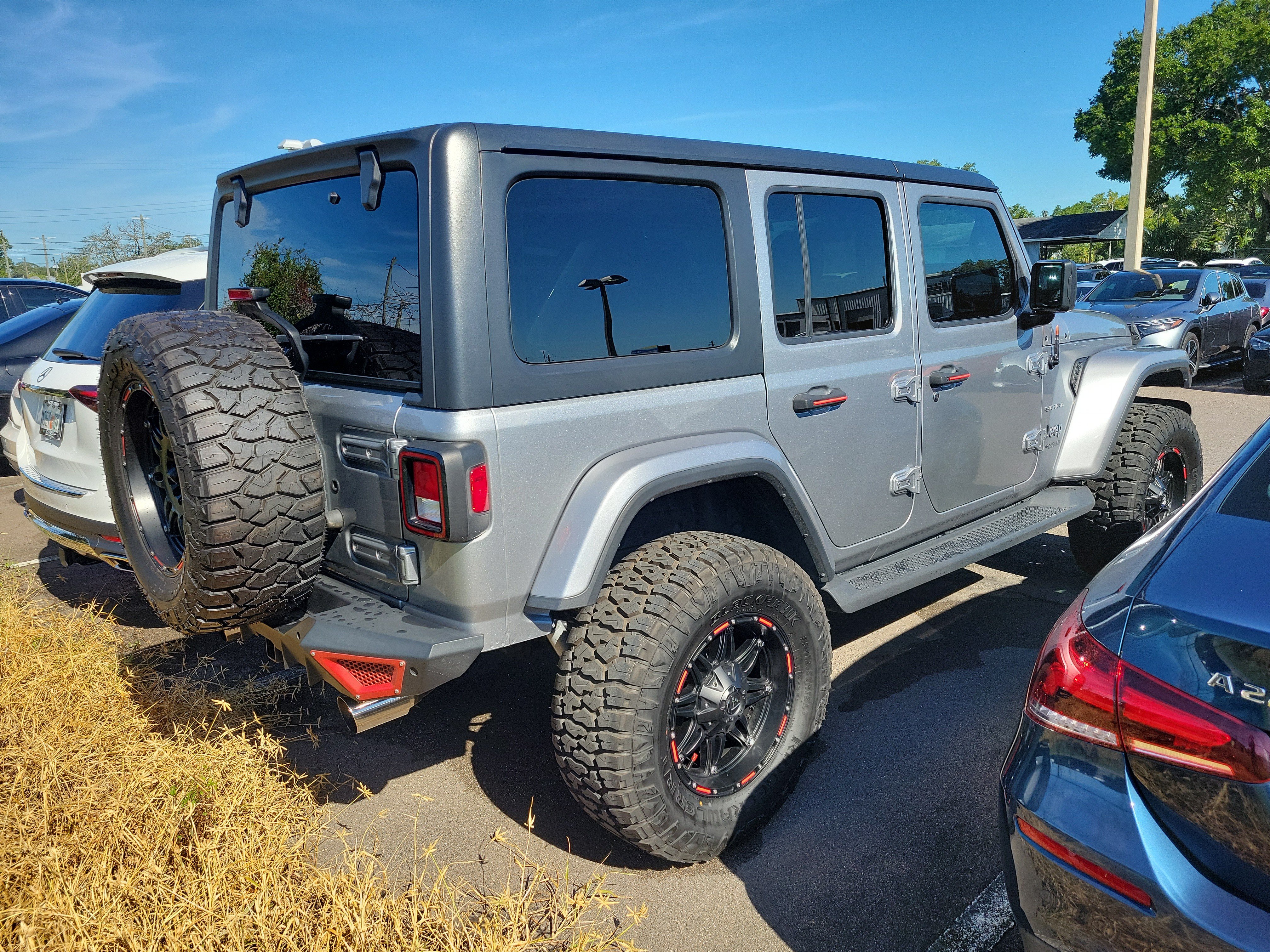 Used 2020 Jeep Wrangler Unlimited Sahara AWD/4WD image 3