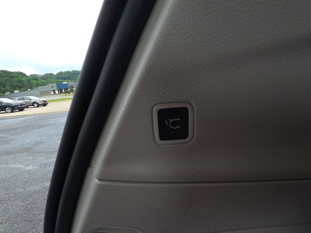 Used 2023 Chrysler Pacifica Touring-L FWD image 32