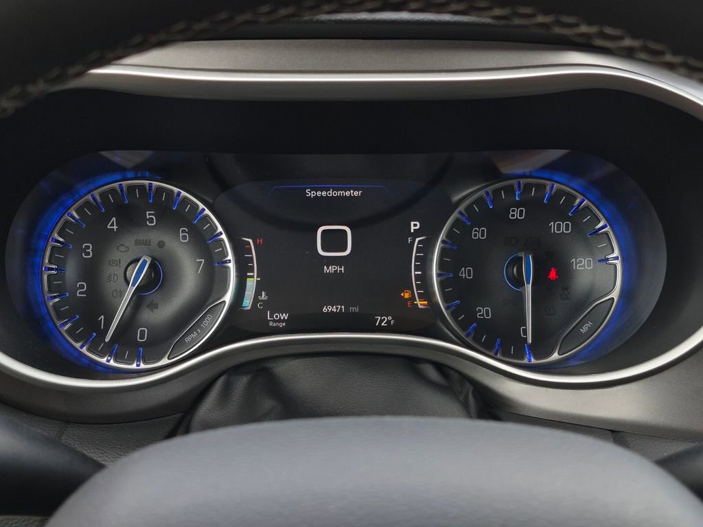 Used 2023 Chrysler Pacifica Touring-L FWD image 19