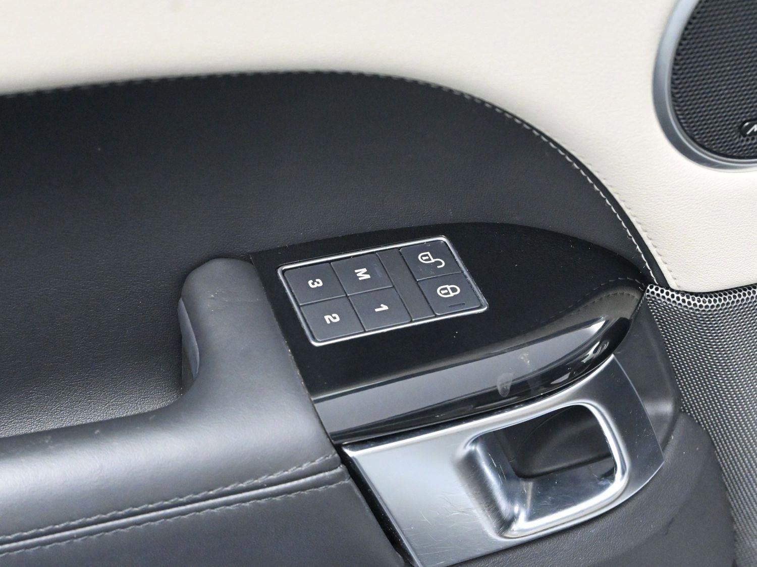 Used 2019 Land Rover Range Rover Sport HSE image 11