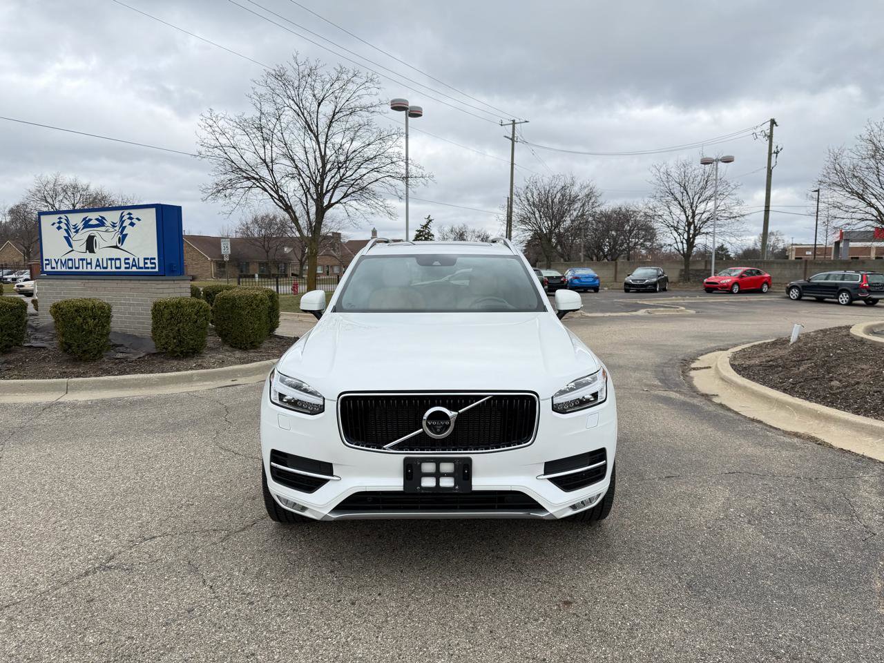 Used 2017 Volvo XC90 T6 Momentum w/ Vision Package AWD/4WD image 2