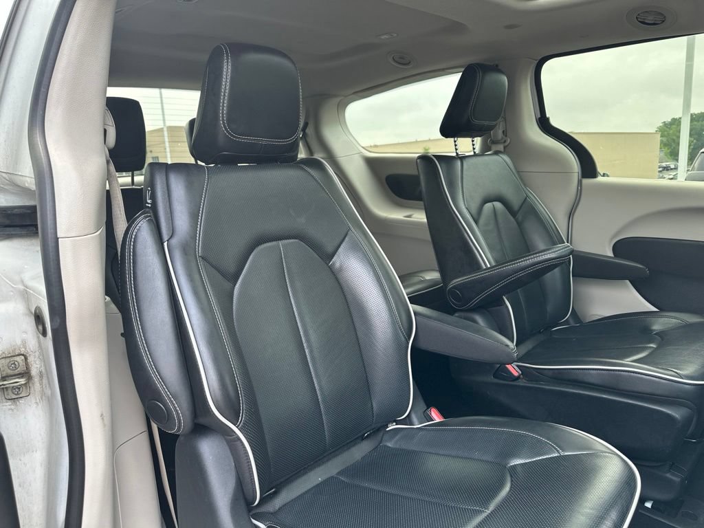 Used 2023 Chrysler Pacifica Limited FWD image 32