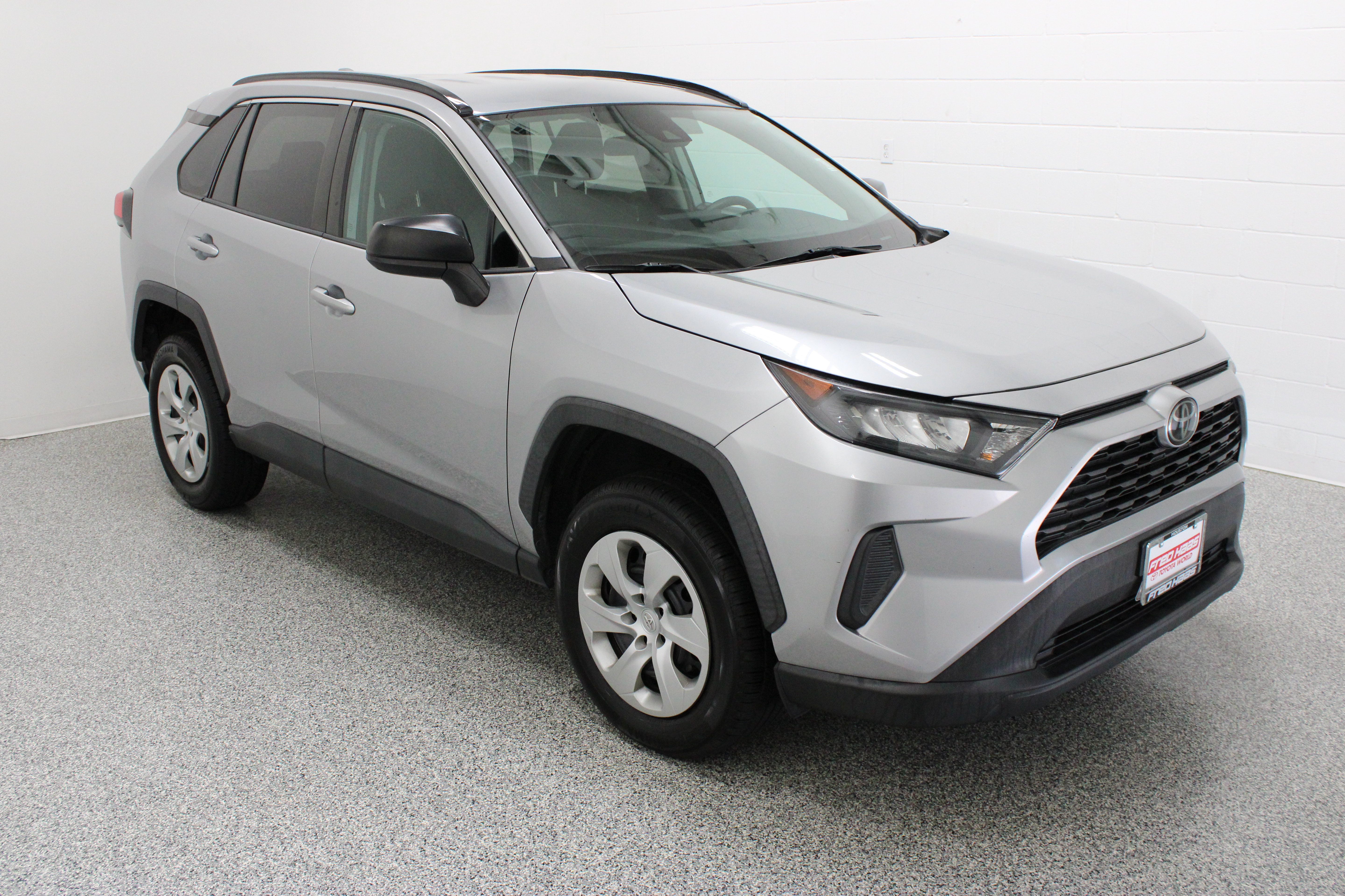 Used 2021 Toyota RAV4 LE FWD image 4