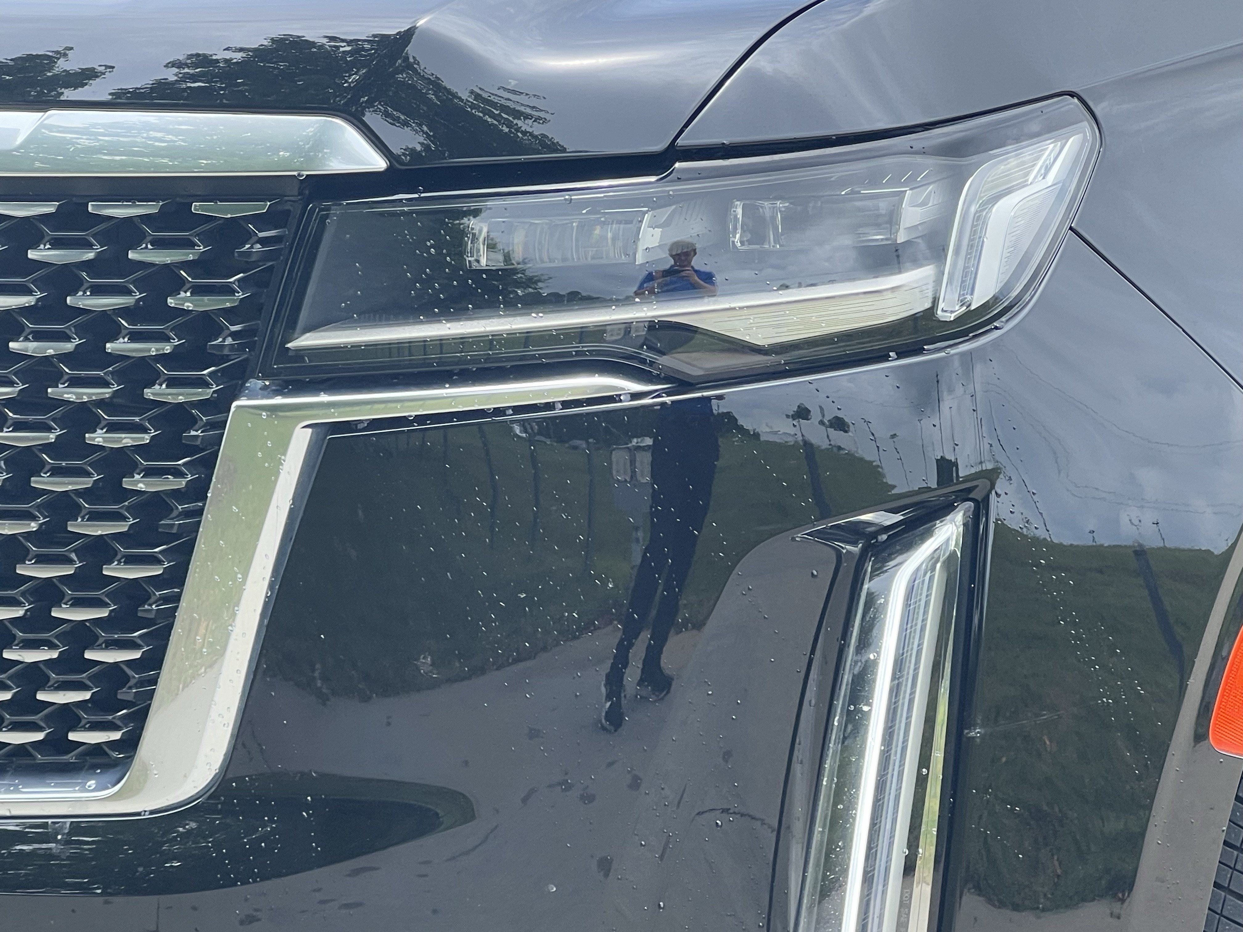Used 2022 Cadillac Escalade Luxury w/ LPO, Illumination Package AWD/4WD image 7