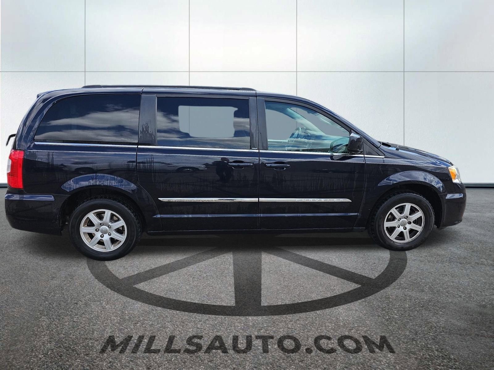 Used 2011 Chrysler Town & Country Touring FWD image 5