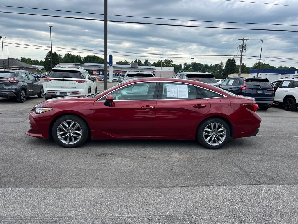 Used 2022 Toyota Avalon XLE w/ Moonroof Package FWD image 2